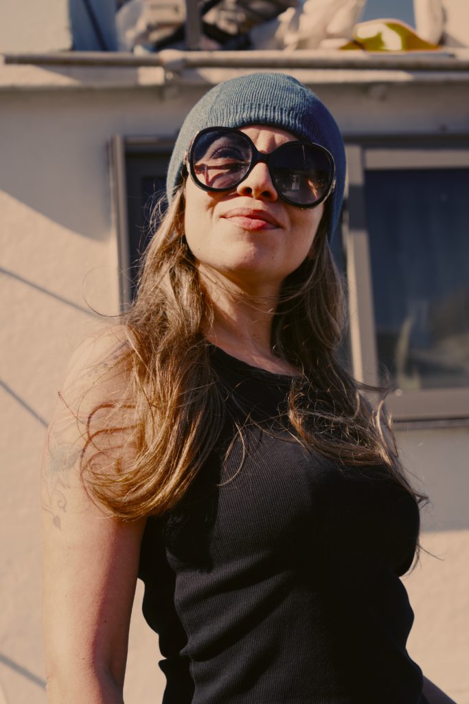 Un portrait de femme sur le quai de Jaffa : Reflets de beauté et d'authenticité 2 Natalie Kuras