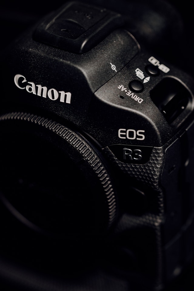 Canon EOS R50: משחרר את היוצר הפנימי שלך! 1 Canon EOS R50
